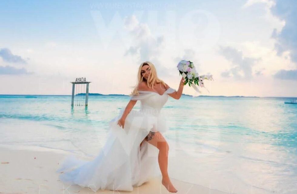 Fjolla vesh fustanin  e bardhë në Maldive