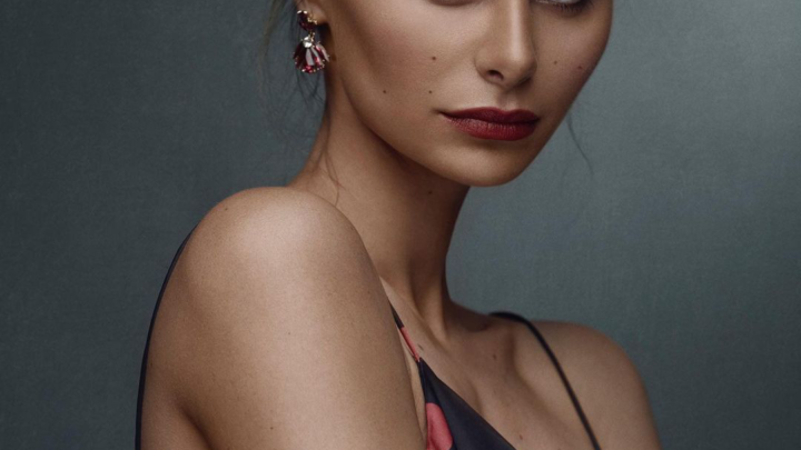 Pozon me bikini për Fadil Berishën, aktorja Ema Uka bën modelen në New York