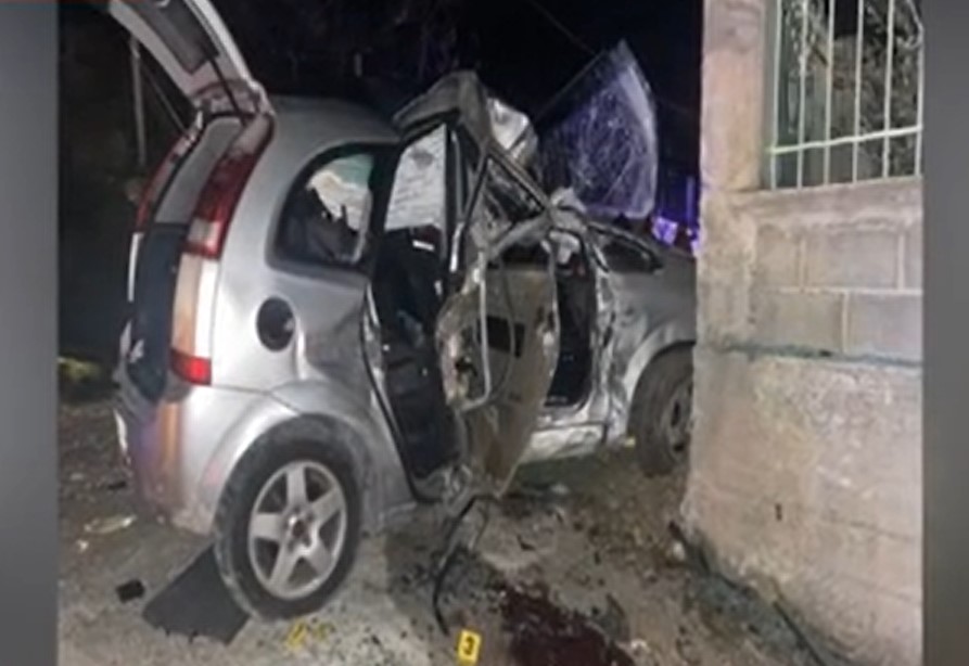 Aksidenti me tre viktima në Kashar, makina e bërë copë, gjak gjithandej në rrugë; Arrestohet shoferi