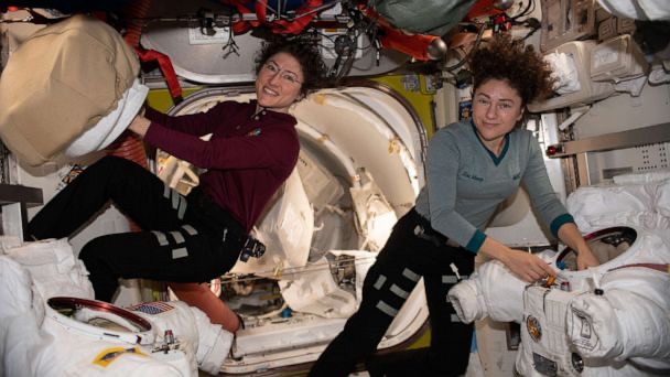 Flasin dy femrat e para që do të shkojnë në Hënë në 2024