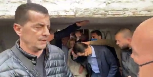 Qytetari ndihmon Bashën duke i mbrojtur kokën, ja cfarë i ndodh (video)