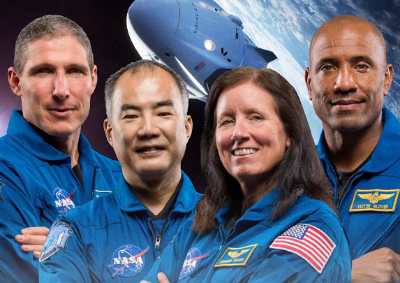 Astronautët e SpaceX ulen në oqean, pas fluturimit më të gjatë të NASA-s (video)