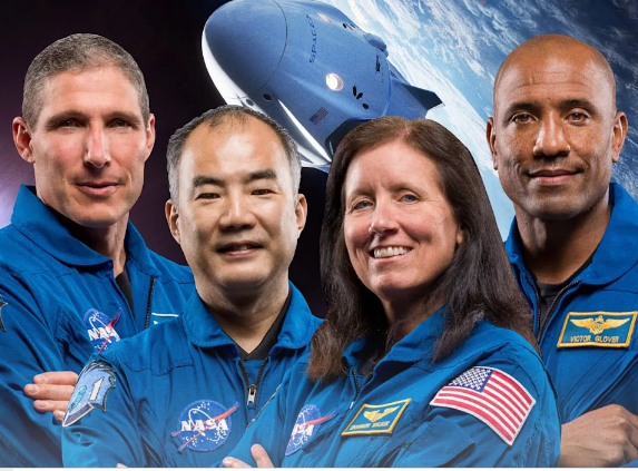Astronautët e SpaceX ulen në oqean, pas fluturimit më të gjatë të NASA-s (video)