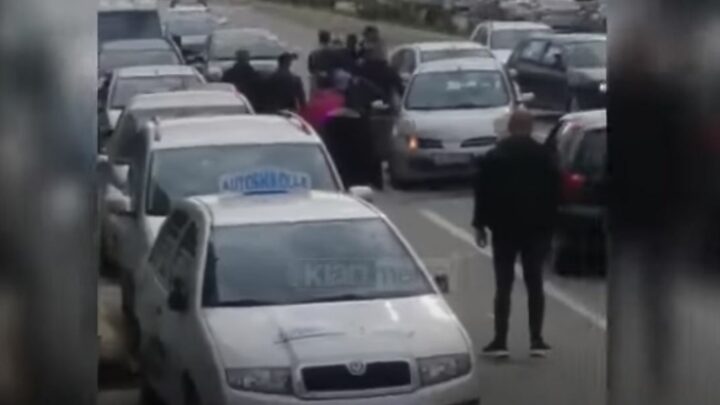 Tenton të vrasë me makinë çiftin burrë e grua, ndërhyn polici (video)