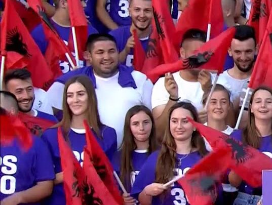 Festa tek selia e PS-së, të rinjtë me flamuj kuqezi në pritje të rezultatit (video)