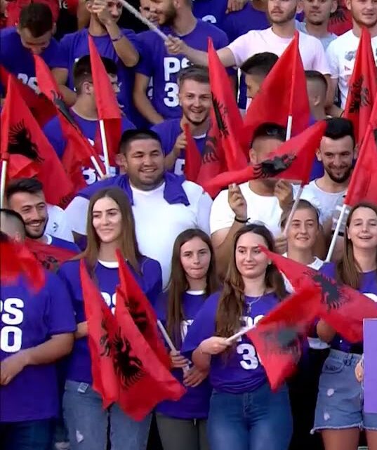 Festa tek selia e PS-së, të rinjtë me flamuj kuqezi në pritje të rezultatit (video)