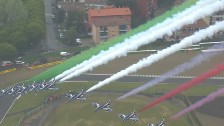 Formula 1: Himni i Mamelit dhe spektakli i avionëve në qiellin e Imolas (VIDEO)