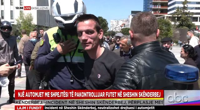 Video/ Incidenti tek sheshi Skënderbej, momenti kur një djalë i ri neutralizon agresorin me makinë
