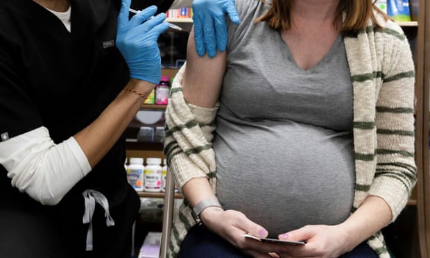Gratë shtatzëna, dritë jeshile për të marrë vaksinën anti-COVID