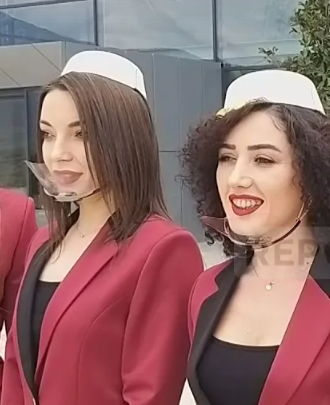 Të veshura kuqezi dhe me qeleshe në kokë, stjuardesat në aeroportin e Kukësit (video)