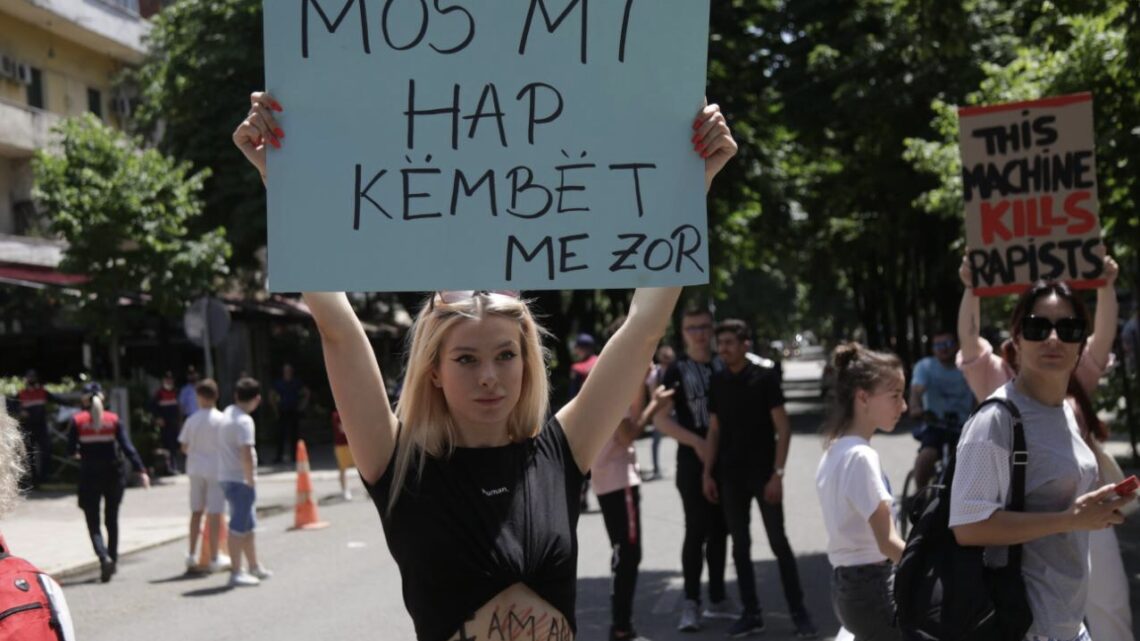 Një grua proteston nudo për të përcjellë mesazhin e fortë ndaj dhunës seksuale (foto)