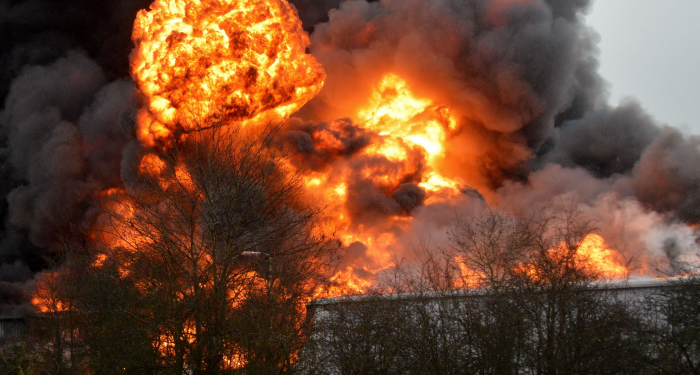 (Video) Shpërthen fabrika e tullave në Maminas, flakët dhe tymi errësojnë qiellin