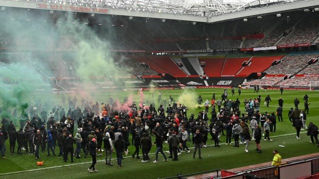 Tifozët e Man. United pushtojnë fushën e “Old Trafford”, anulohet ndeshja me Reds