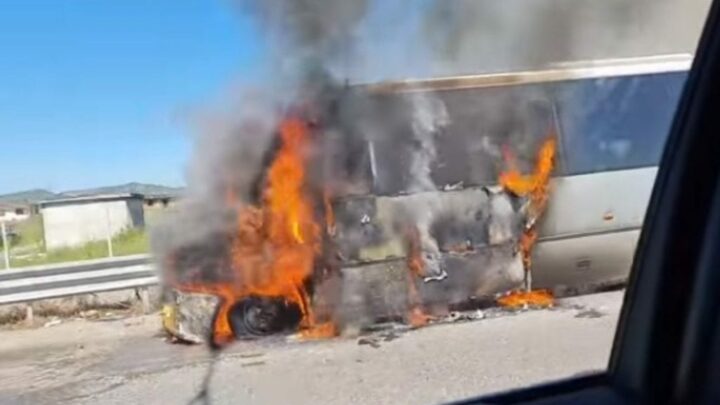 Flakët shkrumbojnë një autobus në mes të rrugës në Kavajë, udhëtarët dalin jashtë në panik