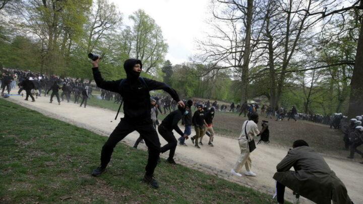 Kaos në Bruksel, policia sulmon me gaz lotsjellës dhe topa uji të rinjtë protestues