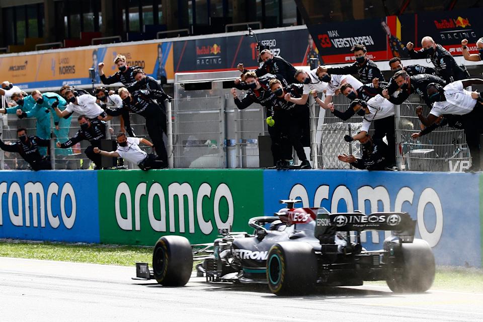 Lewis Hamilton fiton Çmimin e Madh të Spanjës përpara Max Verstappen