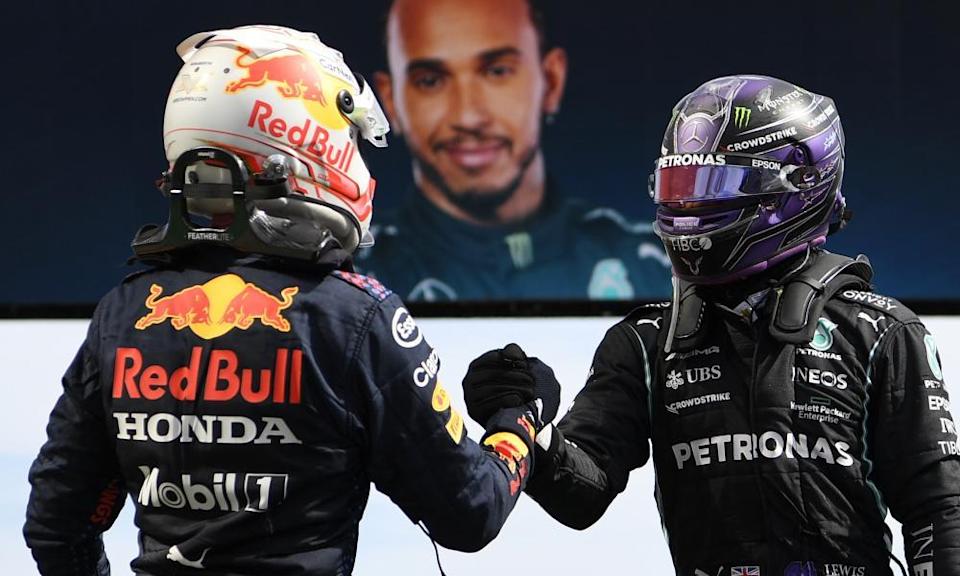 Lewis Hamilton dhe Max Verstappen përshëndeten me respekt pas betejës në pistë