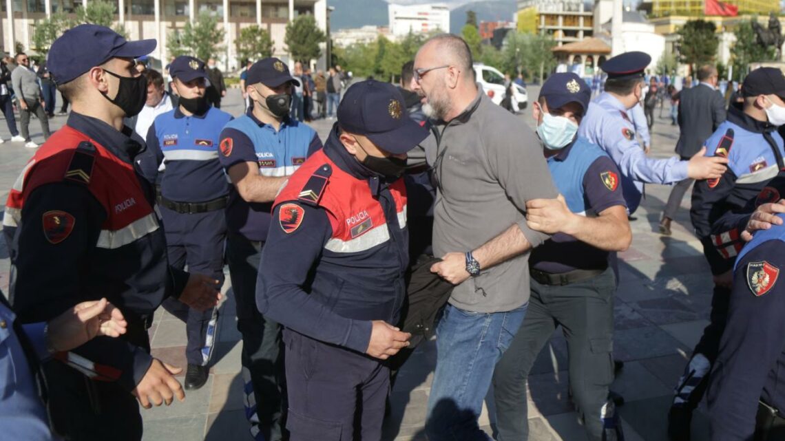 “Mos mbaj anën e Izraelit”, protestë tek Sheshi “Skënderbej”