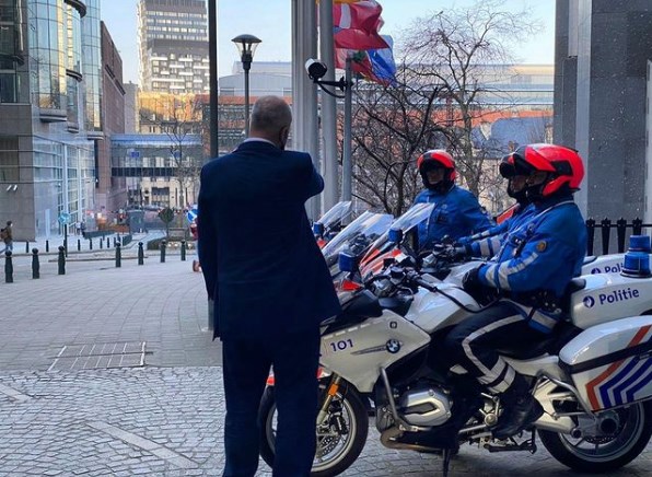 Integrimi, Rama në Bruksel me kryeministrat e rajonit, poston foto me policët belg