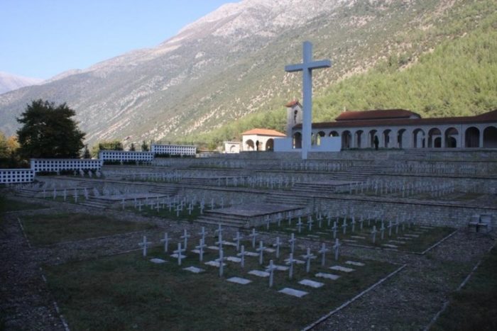 Skndali, kthehen në Përmet eshtrat e 108 fëmijëve dhe grave të zhvarrosur si ushtarë grekë