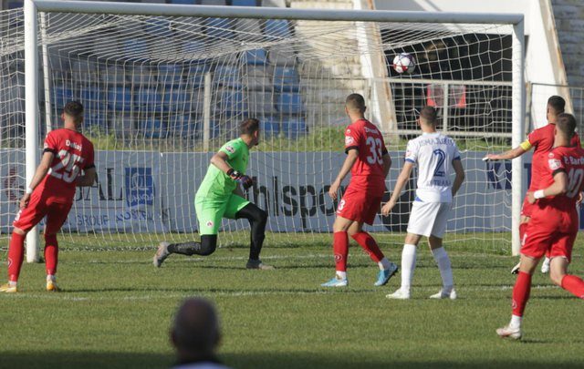 Incidenti, krutanët pushtojnë fushën, ndërpresin ndeshjen Tirana-Kastrioti (video)