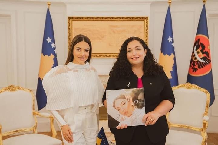 Elvana Gjata pritet nga Presidentja Osmani, i dhuron albumin “Çelu”