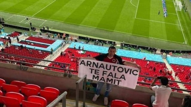 “Arnautoviç, të fala mamit!”,  banderolë serbit në Wembley se shau shqiptarin