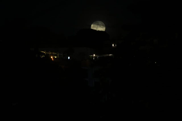(Fotot) Hëna “luleshtrydhe” ndriçoi sonte Tiranën, e patë?