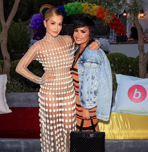Rita Ora bashkë me Demi Lovaton në festën e komunitetit LGBTI