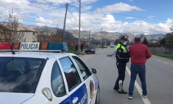 Vajza me benz hipën në trotuar dhe plagos rëndë kalimtarin në Korçë