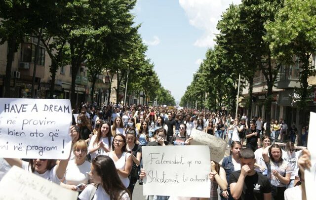 “Zonja Ministre, hajde ma zgjidh testin!” maturantët vërshojnë në rrugët e Tiranës