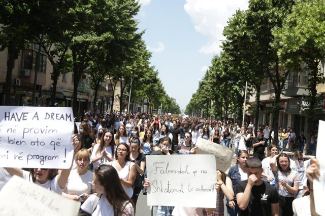 “Zonja Ministre, hajde ma zgjidh testin!” maturantët vërshojnë në rrugët e Tiranës