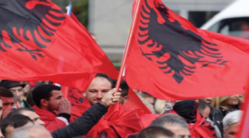 Shqiptarët protestë në Athinë: Hapni tani doganat! Mos na refuzoni shtëpinë tonë!”