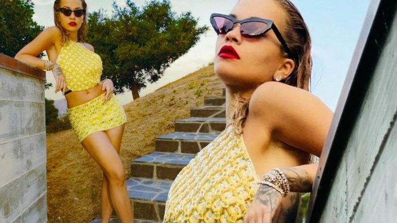 Rita Ora merr vëmendje me veshjen unike në Los Angeles
