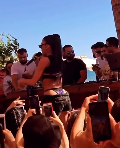 Tayna ‘tërbon’ fansat gjatë koncertit në Durrës, u dhuron spektakël duke bërë ‘twerk’