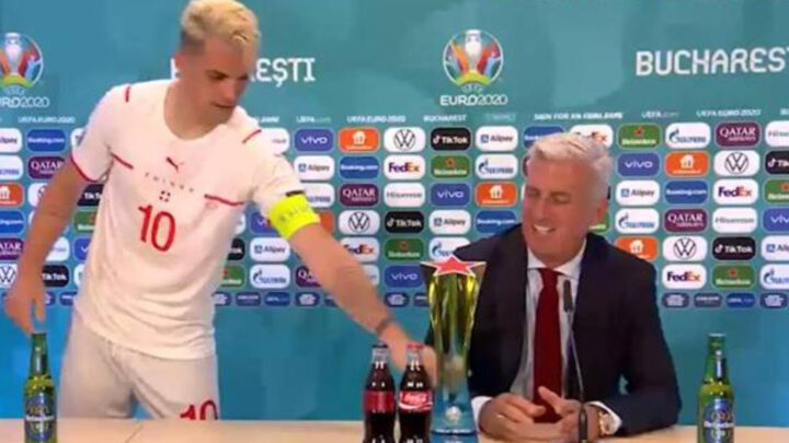 (Video) “Kjo është për ju, trajner!”, Granit Xhaka ia dhuron çmimin e tij Petkoviçit