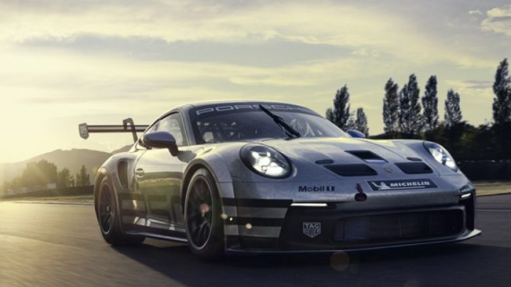 (VIDEO) Kjo Porsche e kap sa hap e mbyll sytë shpejtësinë 320 km/orë