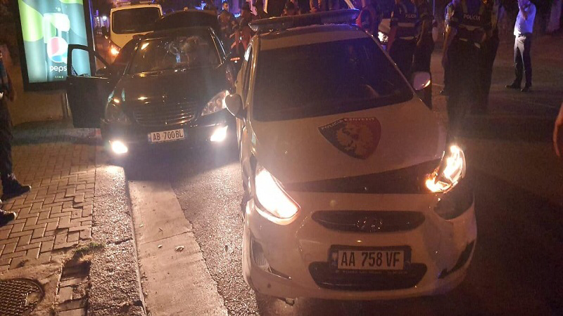 Ndjekje nëpër Tiranë, 33-vjeçari përplas dy makina policie, efektivit të “Shqiponjave” i thyen këmbët