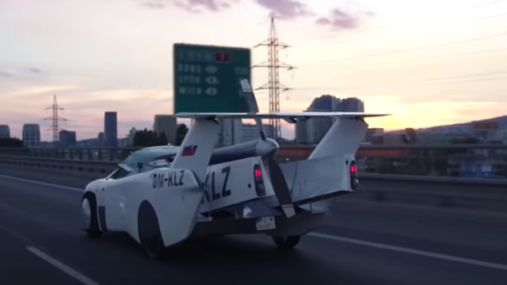 (VIDEO) Makina që fluturon, qëndron në ajër për 35 minuta
