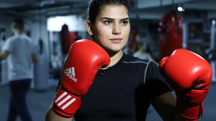 Donjeta Sadiku arrin në Tokio për Lojërat Olimpike, Kosova prezantohet për herë të parë me një boksiere