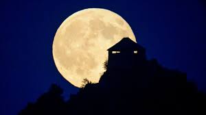 Sonte shfaqet Hëna e plotë, ja si mund ta transformoni energjinë negative që vjen tek ju