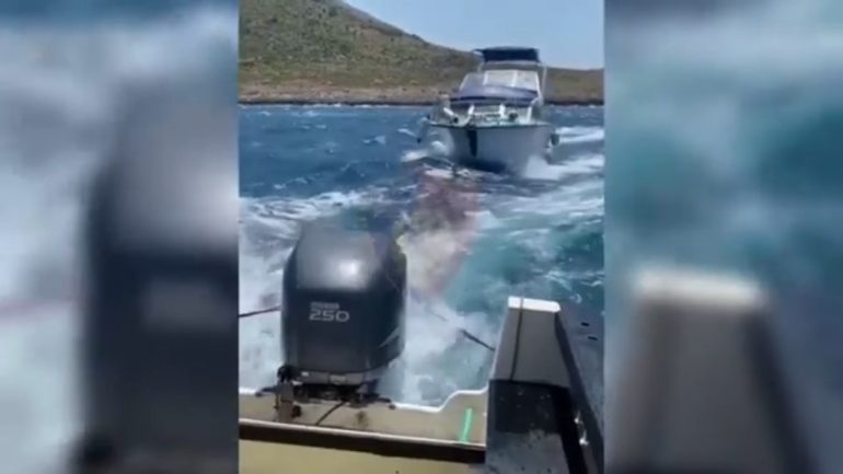 (VIDEO) Shpëtohen 7 turistët dhe kapiteni i skafit, u gjetën tek shpella e “Haxhi Aliut”