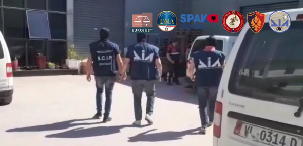 (VIDEO) Momenti kur të arrestuarit e operacionit Antimafia mbërrijnë në Drejtorinë e Policisë