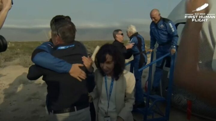 (VIDEO) Jeff Bezos realizon fluturimin e parë turistik në hapësirë, kthehet shëndoshë në Tokë