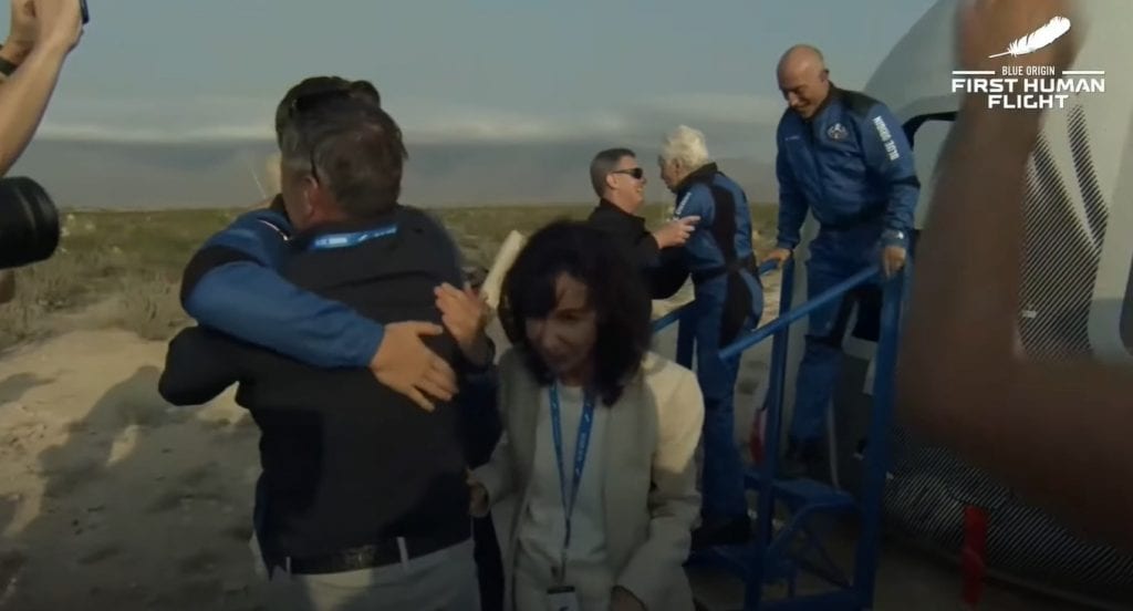 (VIDEO) Jeff Bezos realizon fluturimin e parë turistik në hapësirë, kthehet shëndoshë në Tokë