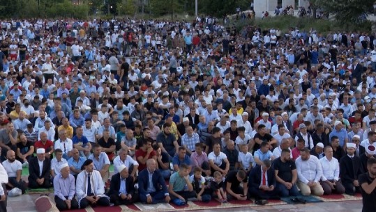 Mijëra besimtarë mbushin sheshin Skënderbej për festën e Kurban Bajramit