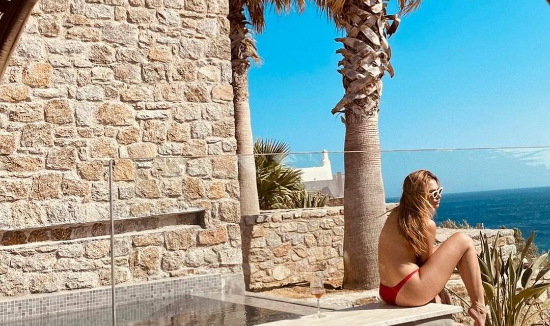“Ku rafsha, mos u vrafsha”, moderatorja del topless në ishullin Mykonos