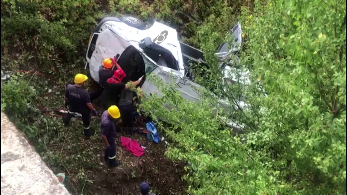 Aksidenti me 5 viktima në Muzinë, momenti kur furgoni nxirret nga gremina