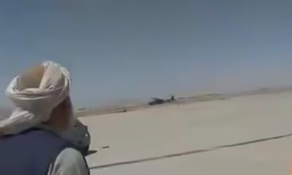 (VIDEO) Talebanët pilotojnë helikopterin që la pas ushtria e SHBA, e përdorin si veturë