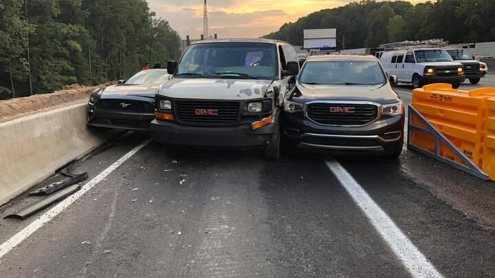 Aksident i çuditshëm: Tri vetura për një rrugë të vetme, asnjë prej shoferëve nuk dorëzohet